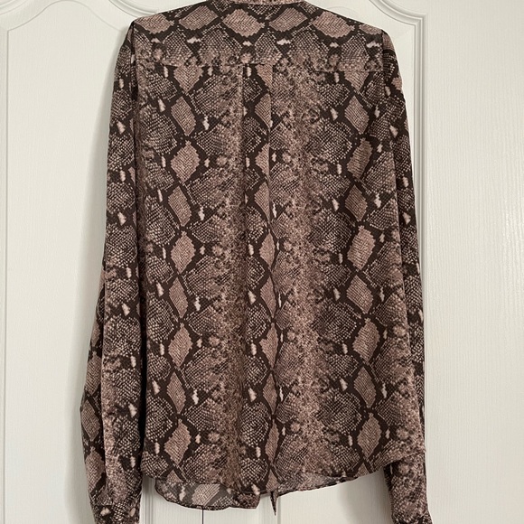 Stella and Dot Lady Boss Top snake print size small - Picture 7 of 10